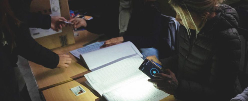 Urne al buio - Il voto in un seggio di Rosario prosegue nonostante il blackout Blackout “italiano” a Buenos Aires: rete obsoleta e spremuta