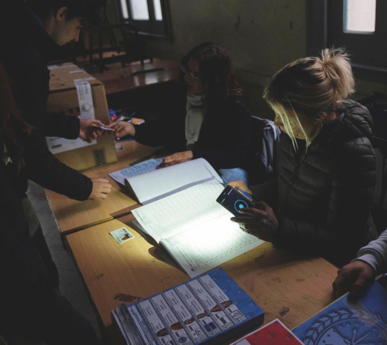 Urne al buio - Il voto in un seggio di Rosario prosegue nonostante il blackout Blackout “italiano” a Buenos Aires: rete obsoleta e spremuta