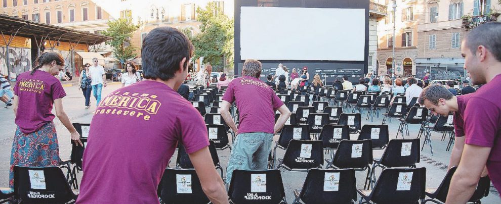 La platea, del cinema all’aperto in piazza San Cosimato a Trastevere, Roma Aggressione fascista a Trastevere, si cerca tra gli ultrà di Roma e Lazio