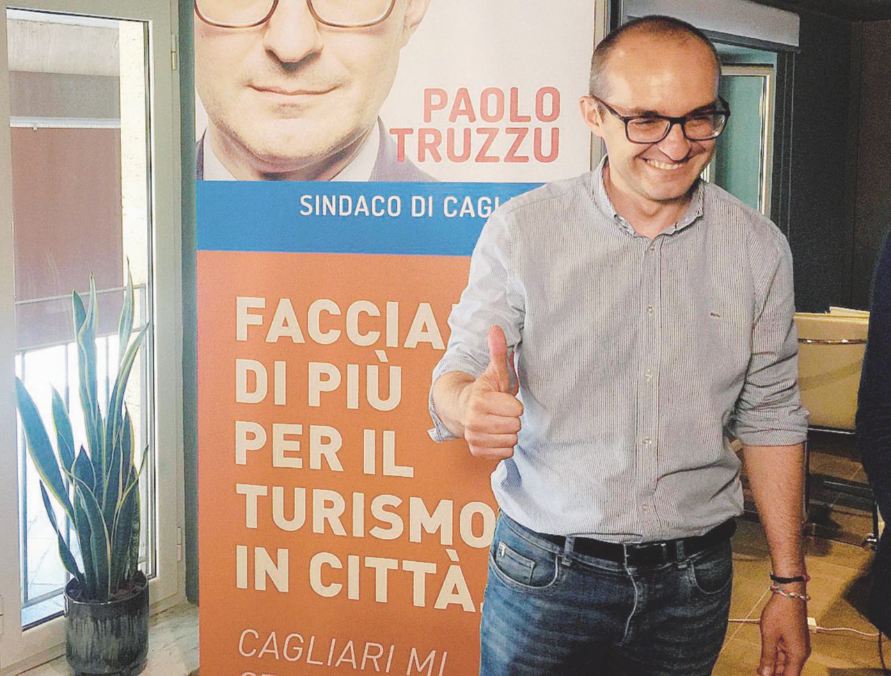 Copertina di Pure Cagliari svolta a destra. Sinistra e 5Stelle inesistenti