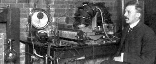 Copertina di Il protone compie 100 anni, la particella teorizzata da Ernest Rutherford è ancora misteriosa