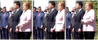 Copertina di Alla cerimonia Angela Merkel inizia a tremare per diversi secondi: “Ho bevuto tre bicchieri d’acqua e ora sto bene”