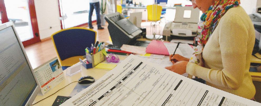 Moduli e dichiarazioni - In base alla legge, per quest’anno fa fede il fatturato del 2018 - Ansa Finti autonomi, pensionati benestanti e dirigenti: chi vince con la mini flat tax