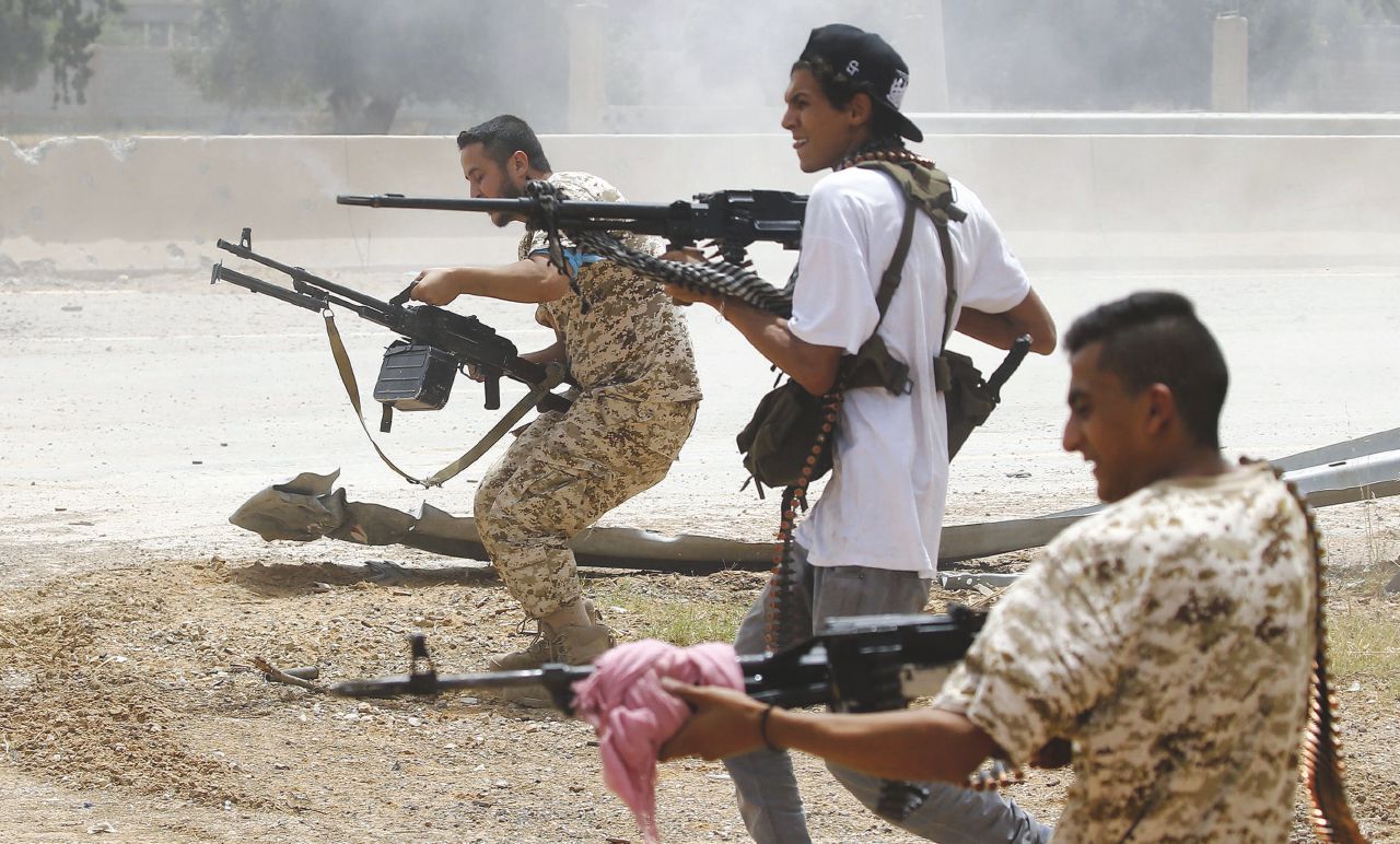 Copertina di Tripoli licenzia il generale Haftar