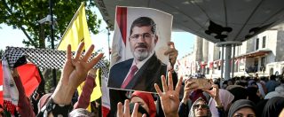 Copertina di Mohamed Morsi, Erdogan accusa l’Egitto: “È stato ucciso”. I seguaci al processo: “Lasciato a terra per 20 minuti”