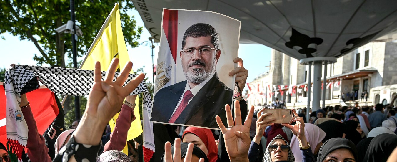 Mohamed Morsi, Erdogan accusa l’Egitto: “È stato ucciso”. I seguaci al processo: “Lasciato a terra per 20 minuti”