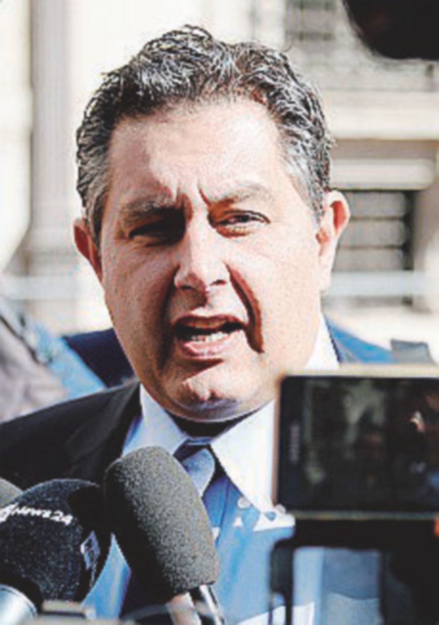 Retromarcia di Toti: torna da B. per fare il ticket con Carfagna