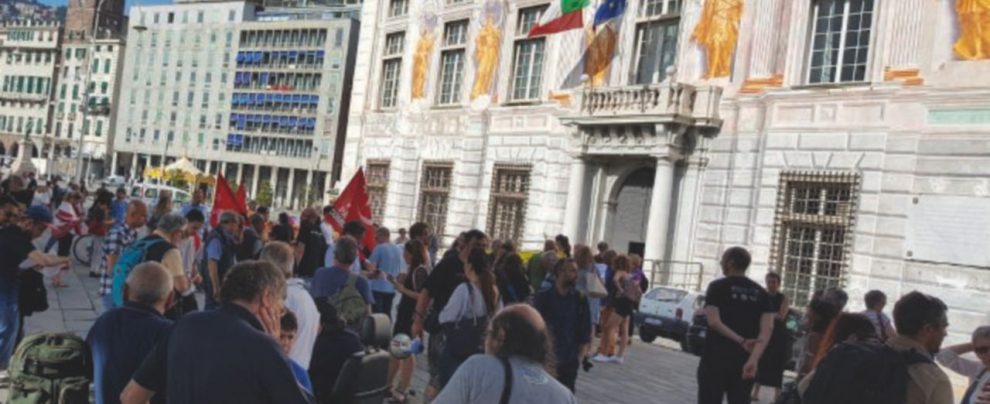La protesta - Davanti all’Autorità portuale di Genova Hanno vinto i camalli: i generatori sauditi andranno in un altro porto