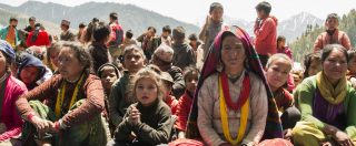Copertina di Nepal, la storia delle donne che si ribellano alla segregazione quando hanno le mestruazioni: “Ogni anno una di noi muore”