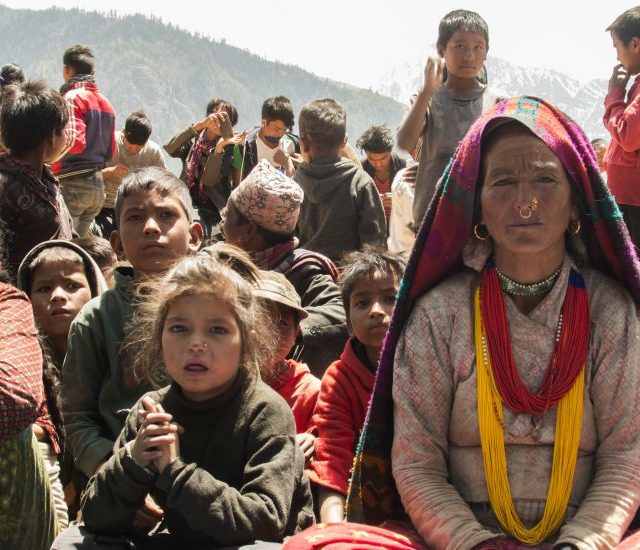 Nepal, la storia delle donne che si ribellano alla segregazione quando hanno le mestruazioni: “Ogni anno una di noi muore”