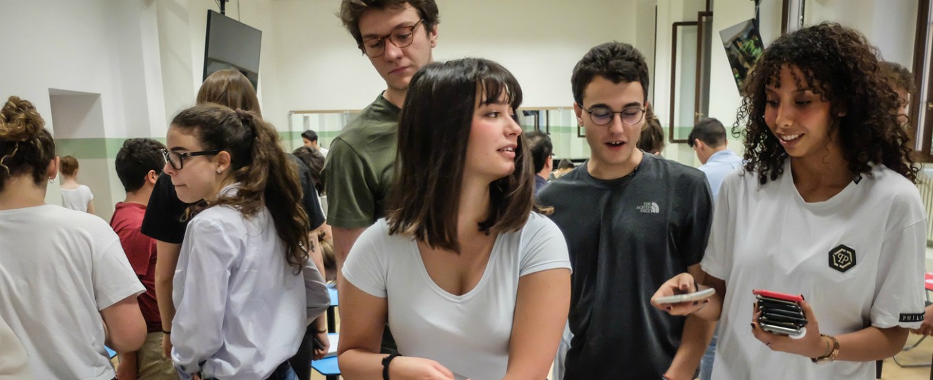 Copertina di Maturità 2019, tracce seconda prova: Tacito e Plutarco al Classico. Scientifico: problema su condensatore. Don Milani per Scienze umane