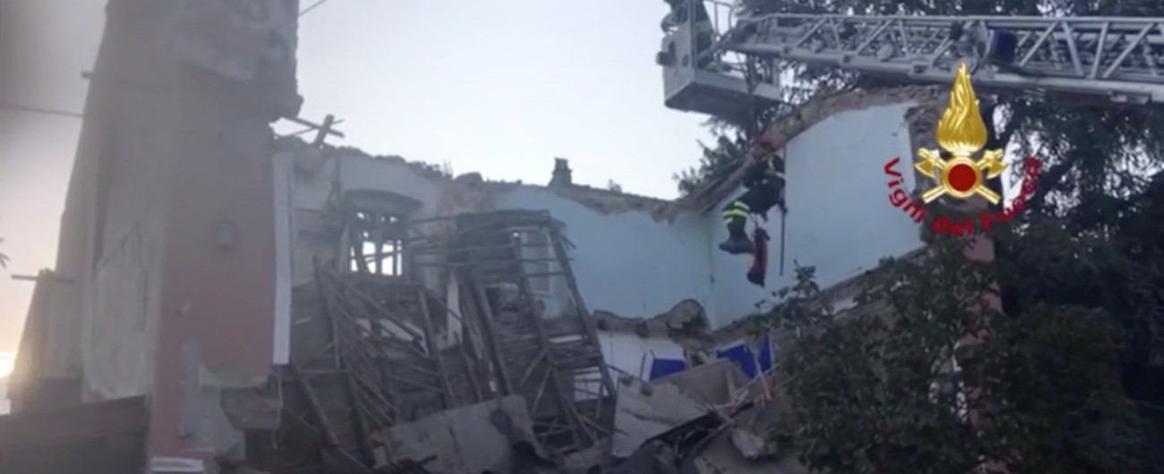 Copertina di Gorizia, crolla palazzina di due piani. Esplosione dopo una fuga di gas: due morti