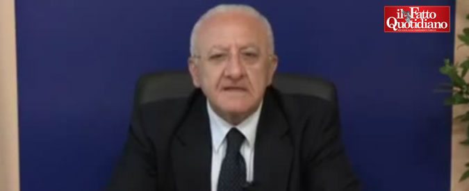 Copertina di Ue, De Luca: “Governo ha mandato lettera piena di poesia e di palle. Trattativa si chiuderà con ennesimo papocchio”