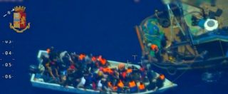 Copertina di Lampedusa, ecco come la “nave madre” trasborda i migranti sul barchino: il video