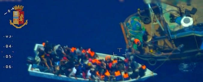 Copertina di Lampedusa, ecco come la “nave madre” trasborda i migranti sul barchino: il video