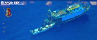 Copertina di Lampedusa, “nave madre” trasborda 81 migranti sul barchino e si dirige verso la Libia: “Fermata, catturati sette scafisti”