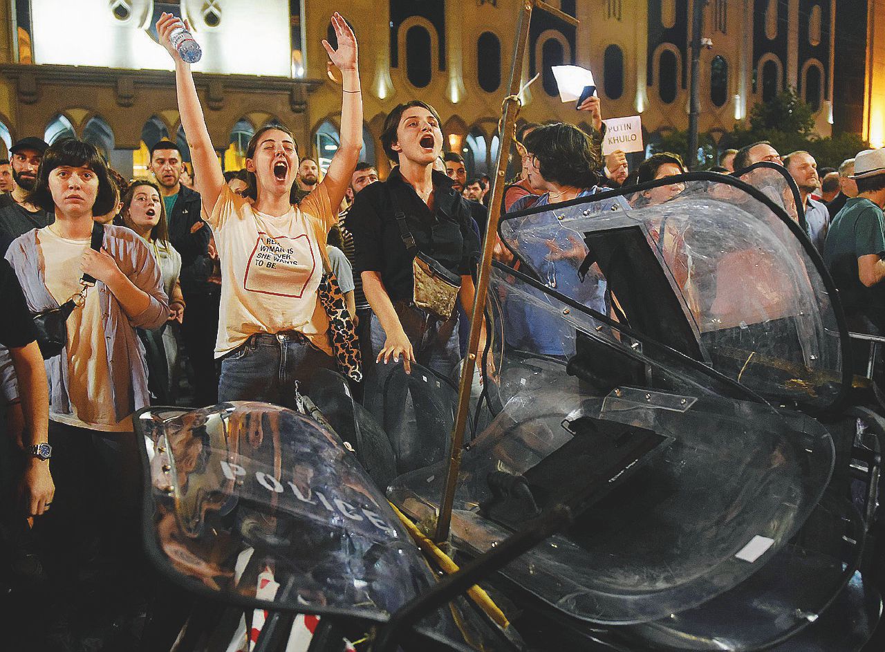 Georgia, sfida in Parlamento: il deputato parla cirillico