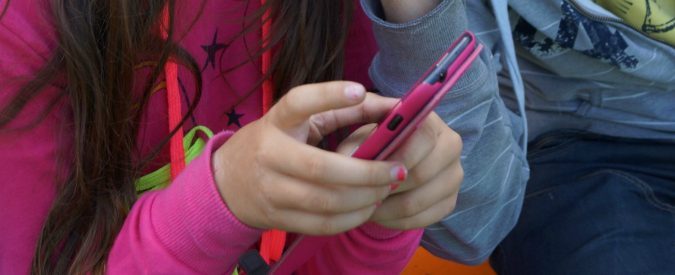 Smartphone e minori, il rischio è di passare dalla prevenzione all’ossessione