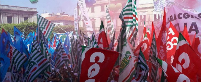 Reggio Calabria, 25mila in piazza per chiedere maggiori investimenti per il Sud: “Ripartiamo da qui per rilanciare l’Italia”