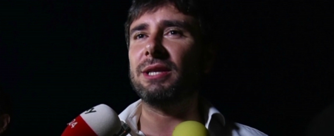 Copertina di Di Battista: “Salvini sempre più berlusconizzato, si farà i trapianti e metterà i tacchi. A me non sta bene”