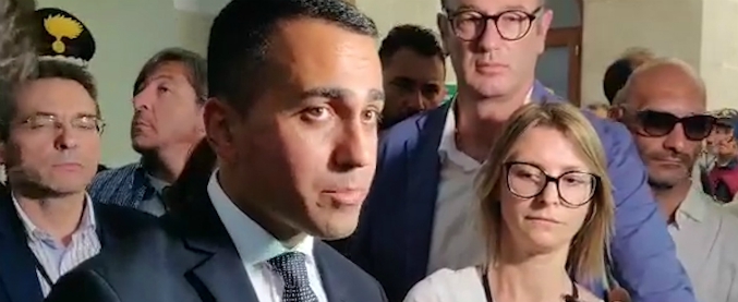 Copertina di M5s, Di Maio ribadisce: “Basta minare forza politica con dichiarazioni e libri, c’è bisogno di unità”