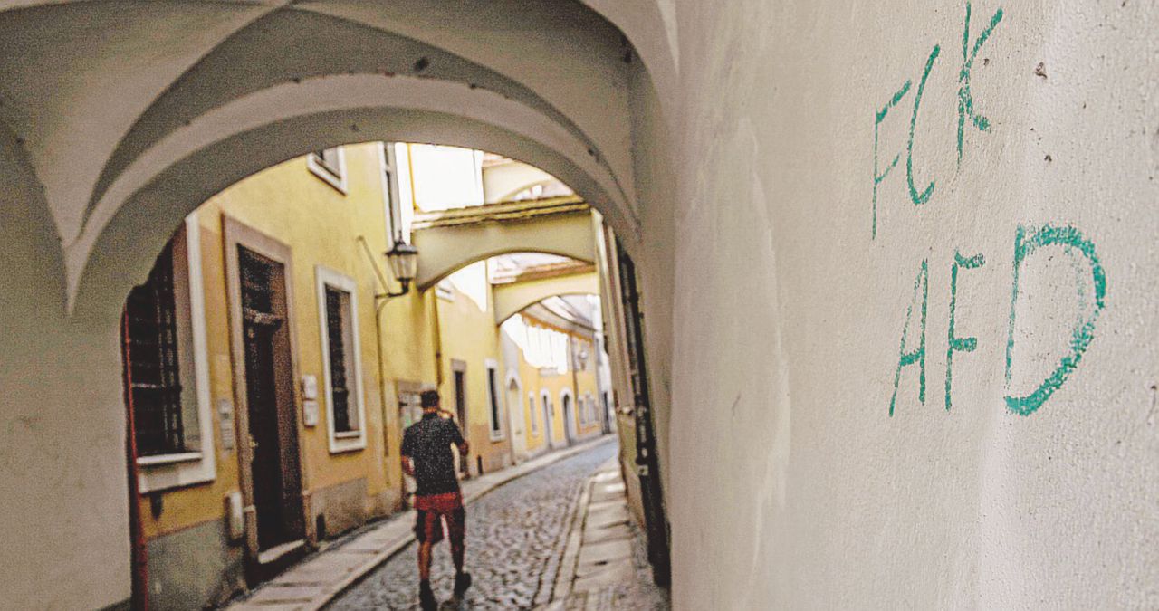 Primo cittadino - Una scritta anti Afd nelle strade di Goerlitz e Octavian Ursu - Ansa “Io, sindaco zingaro e rumeno contro l’Afd”