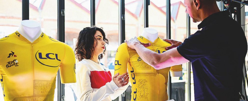 Pedalando - Il 6 luglio parte l’edizione 2019 del Tour de France. Nella foto la maglia gialla che indosserà il primo - LaPresse Parte il Tour dedicato a Merckx: la maglia gialla compie 100 anni