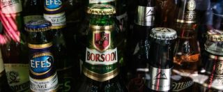 Copertina di Germania, gli abitanti comprano tutta la birra del paese per boicottare festa neonazista. Risultato: le teste rasate se ne vanno