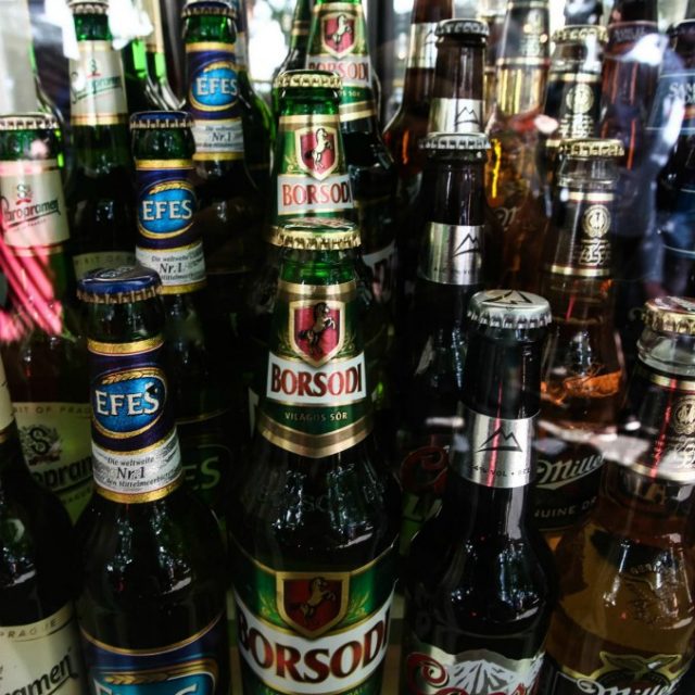 Germania, gli abitanti comprano tutta la birra del paese per boicottare festa neonazista. Risultato: le teste rasate se ne vanno