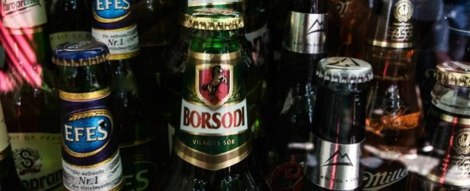 Germania, gli abitanti comprano tutta la birra del paese per boicottare festa neonazista. Risultato: le teste rasate se ne vanno