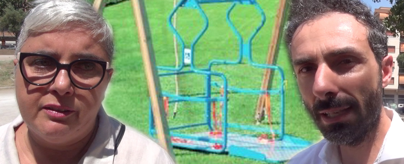 Copertina di Roma, commercianti riqualificano piazza abbandonata. Per finirla mancano soldi: “Vogliamo parco per bimbi disabili”