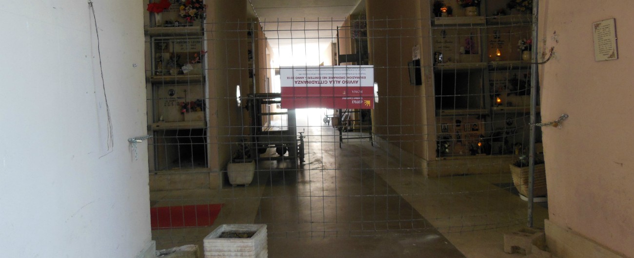 Copertina di Roma, lavori mai effettuati al cimitero Flaminio: 1.800 loculi inutilizzabili. “Le ceneri di sua nonna? Se le tenga a casa”