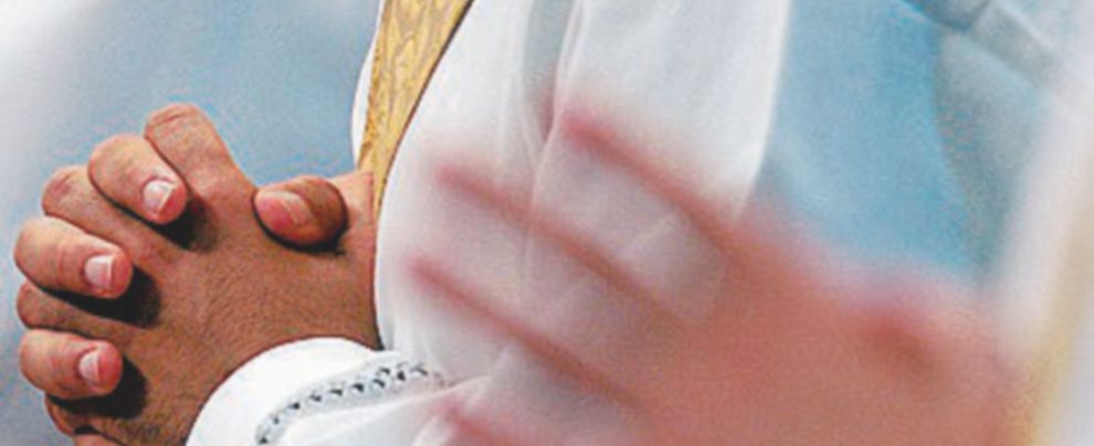 Il prete molestò cinque bimbi Chiesti 5 milioni alla Diocesi Il prete molestò cinque bimbi Chiesti 5 milioni alla Diocesi