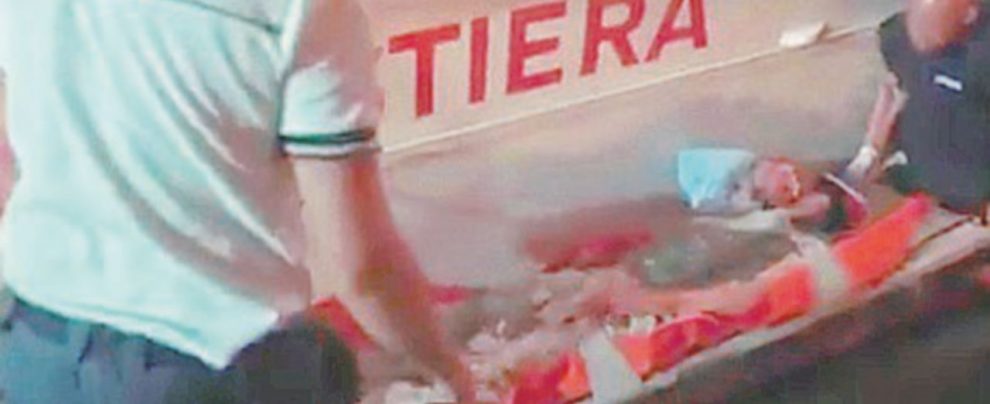 Un migrante portato a terra - Ansa Ai giudici della Corte europea il ricorso urgente di Sea Watch Bloccata in mare da 13 giorni