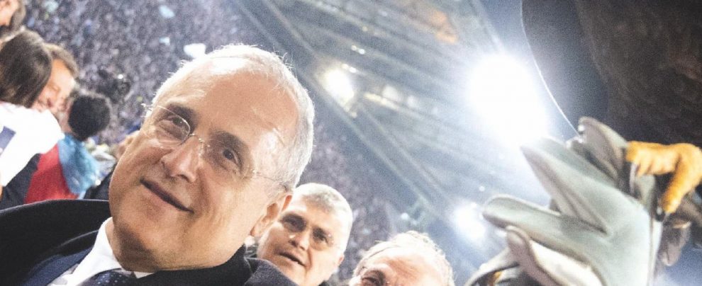 Il presidente (della Lazio) - Claudio Lotito all’Olimpico con l’aquila Olimpia, simbolo del club biancoceleste - Ansa Lotito, Lotirchio, Lotutto: declinazioni di un uomo “avulso”