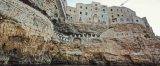 Copertina di Grotta Palazzese, carne scaduta a maggio e pesce senza etichetta: multato il ristorante di lusso di Polignano a Mare
