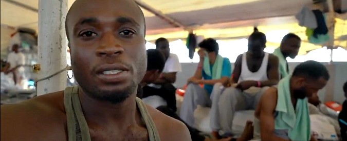 Copertina di Sea Watch, l’appello dei migranti a bordo: “Non ce la facciamo più, siamo esausti. Fateci scendere”