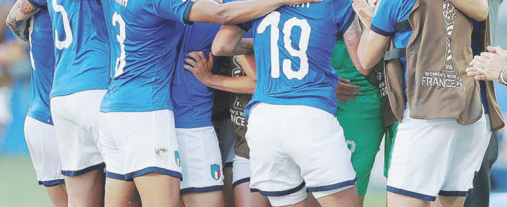 È festa tutte insieme - La formazione azzurra celebra la seconda rete della Galli, quella della sicurezza - Ansa Azzurre da urlo: due reti alla Cina e sono ai quarti