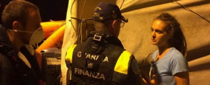 Sea Watch forza blocco italiano e arriva davanti a Lampedusa. Il governo: “Accertamenti su condotta dell’Olanda”