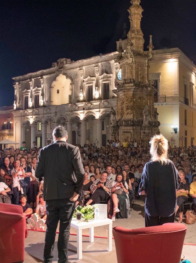 Copertina di Salento Book Festival, torna la rassegna dedicata alla “movida dei lettori”: da Marco Travaglio a Roberto Saviano e Barbara Palombelli tanti gli ospiti della nona edizione