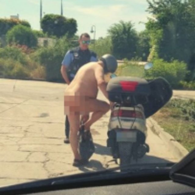 Gira in scooter nudo (ma indossa il casco). La polizia lo ferma, lui: “Avevo caldo”