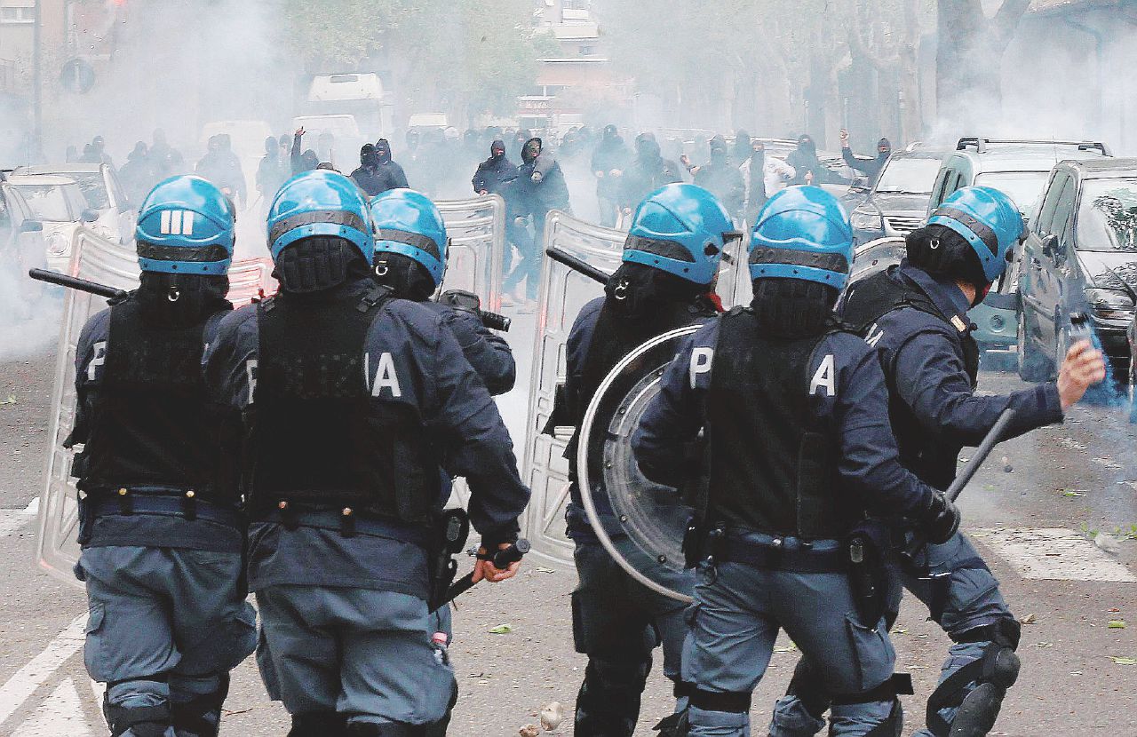 Agenti massacrarono il tifoso bresciano, ma chi ha picchiato non è identificabile