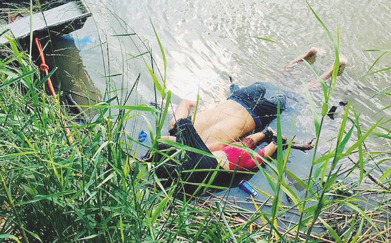 Copertina di Óscar e la niña Valeria come Alan Kurdi sulla coscienza Usa