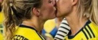 Copertina di Mondiali di calcio femminile, Magda Eriksson e Pernille Harder fidanzate ma rivali sul campo: il loro bacio diventa un simbolo
