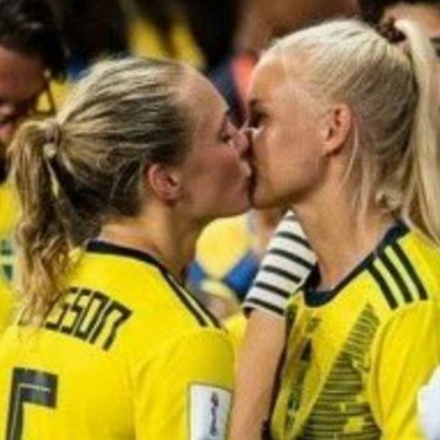 Mondiali di calcio femminile, Magda Eriksson e Pernille Harder fidanzate ma rivali sul campo: il loro bacio diventa un simbolo