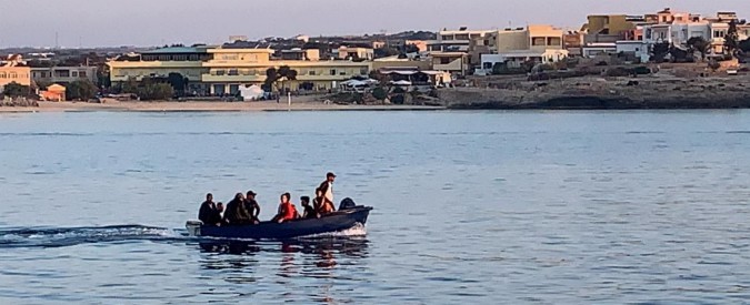 Sea Watch, notte davanti a Lampedusa. Nel frattempo sbarcano altri 10 tunisini. Il sindaco: “Per loro niente telecamere?”