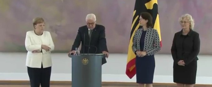 Copertina di Angela Merkel di nuovo colta da tremore durante una cerimonia ufficiale: “Parteciperà comunque al G20”