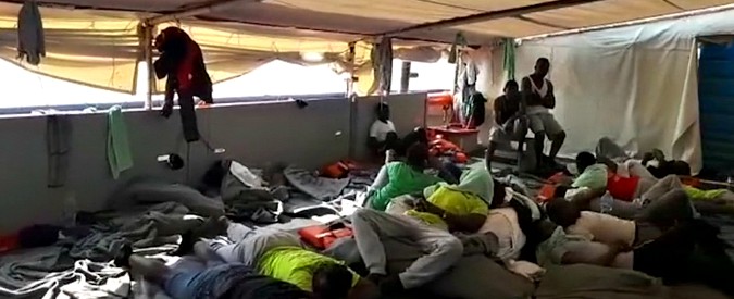 Copertina di Sea Watch, a bordo della nave ferma davanti a Lampedusa. Magi: “Migranti allo stremo, in spazi angusti”