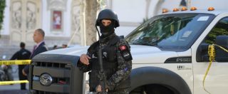 Copertina di Tunisi, due kamikaze si fanno esplodere in centro città: “Un agente morto e alcuni feriti”. Terzo attacco sventato nella notte