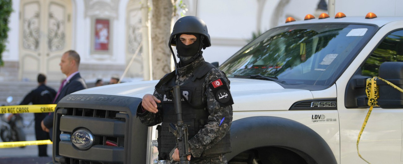 Tunisi, due kamikaze si fanno esplodere in centro città: “Un agente morto e alcuni feriti”. Terzo attacco sventato nella notte